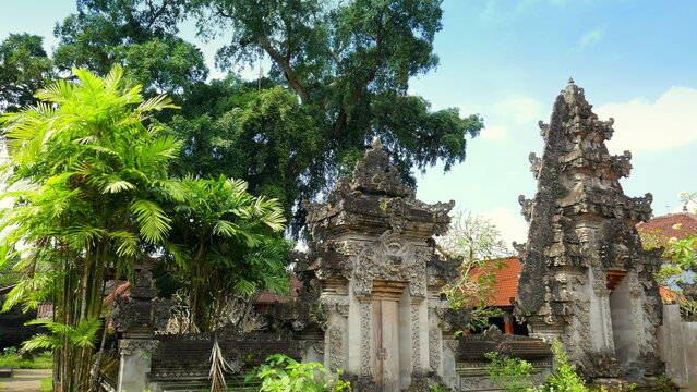 hinduistische Tempel im Kaiserpalst von Ubud in Bali unter heiligem gro&szlig;en Baum und blauem Himmel
