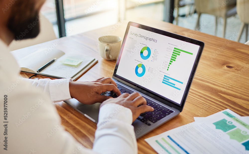 Aufkleber man with marketing infographic, survey research and strategy planning on data laptop and stock graph