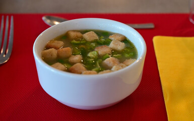 suppe spanisch serviert