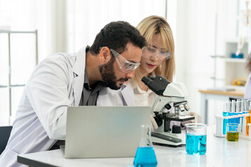 Obraz premium The scientist doctor created a vaccine against the coronavirus.Coronavirus 2019-nCoV Blood Sample. virus outbreaking.Technician holding blood tube test in the research laboratory