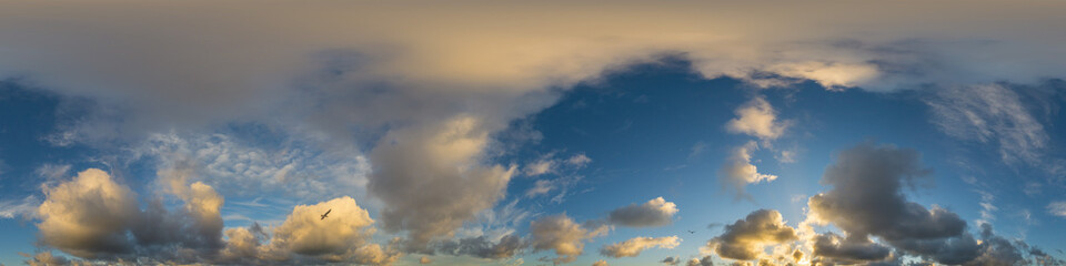 Obraz premium Dark blue sunset sky panorama with Cumulus clouds. Seamless hdr pano in spherical equirectangular format. Complete zenith for 3D visualization, game and sky replacement for aerial drone 360 panoramas.
