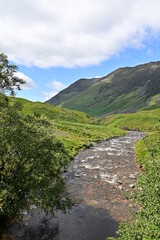 Fluss Coe fließt durch das Tal Glen Coe in den Schottischen Highlands, Glencoe, Argyll, Schottland