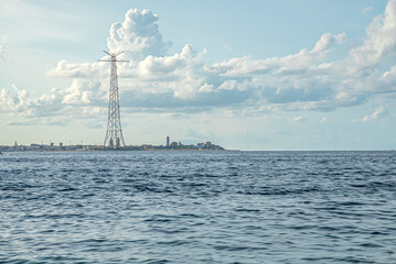 Panorama del mare visto dalla Calabria con Pilone messinese in primo piano