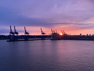 Fototapeta na wymiar Port de Hambourg petit matin