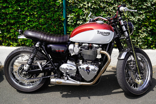 triumph bonneville t100 motorcycle parked on street neo retro chrome motorbike vintage