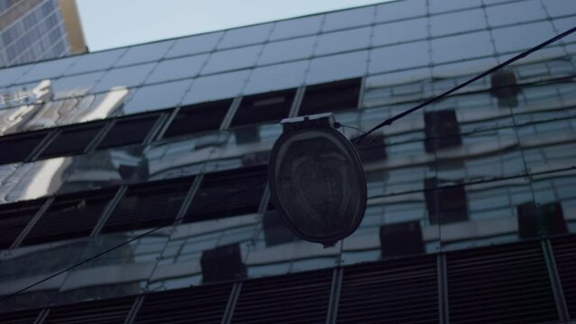 poste de luz suspenso pendurado por fios, centro de s&atilde;o paulo 