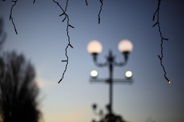 夕方の街灯とイルミネーション　