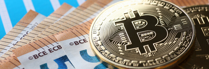 Fototapeta na wymiar Bitcoin coin diagram and cash on table
