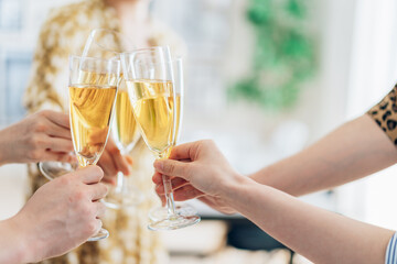 乾杯をする若い男女