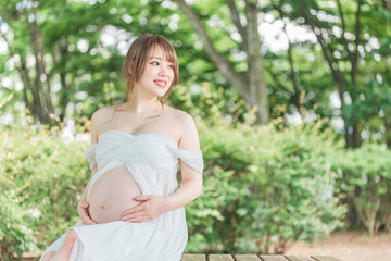 マタニティフォトの撮影をするアジア人妊婦の女性
