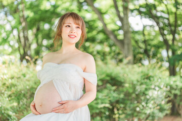 マタニティフォトの撮影をするアジア人妊婦の女性
