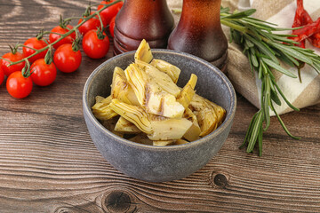 Grilled artichoke marinated in oil