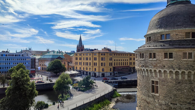 Blick von der Burg auf das Altzstadtzentrum mit Kirche von &Ouml;rebro in Schweden