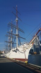 Fototapeta na wymiar the ship in the harbor