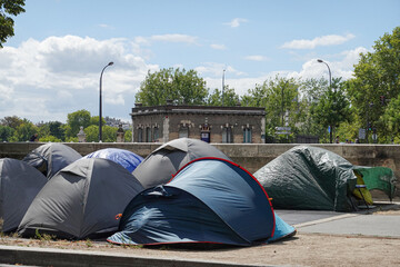 Camp de tentes de sans-abris à Paris - obrazy, fototapety, plakaty