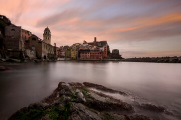 Naklejka premium Vernazza cinque terre national park colorful houses bay blue sea clouds and sky