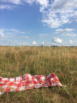 Pickniktuch kariert auf trockenem Gras, Tempelhofer Feld, Berlin