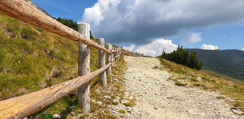 Bergweg an einem Zaun entlang