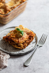 part de lasagnes à la bolognaise et basilic fait maison