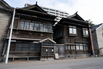 Fototapeta na wymiar 日本の古い木造二階建アパート/狭小住宅/一戸建て/昭和建築