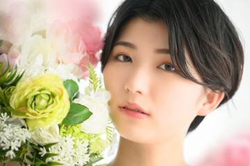 綺麗なお花に囲まれた女性　ウェディングなどにも　正面