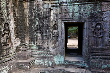 Fototapeta na wymiar Carvings of devatas or dvarapalas at Ta Som, Siem Reap, Cambodia
