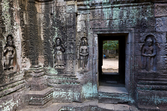 Carvings of devatas or dvarapalas at Ta Som, Siem Reap, Cambodia