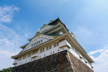 Fototapeta na wymiar 青空に映える大阪城の天守閣