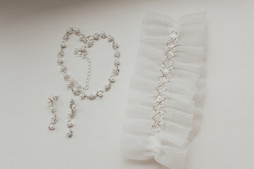 white pearl necklace