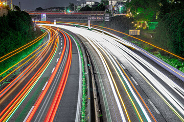 夜の高速道路を流れる光のライン