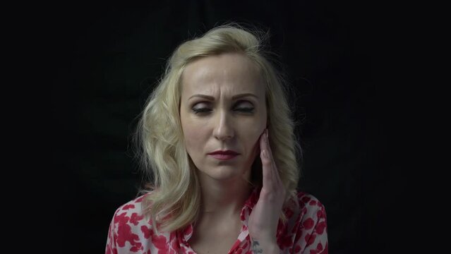 4k lady palm cheekbone suffer toothache