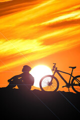Fototapeta na wymiar Mountain bikers are relaxing in the evening. Adventure riders in the evening. adventure travel concept