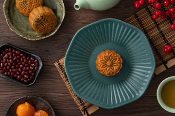 Obraz na płótnie Canvas Delicious Cantonese moon cake for Mid-Autumn Festival food mooncake on wooden table background.