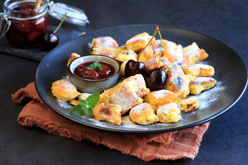 Kaiserschmarrn mit Kirschen
