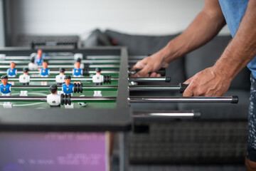 Freunde spielen zusammen Kicker