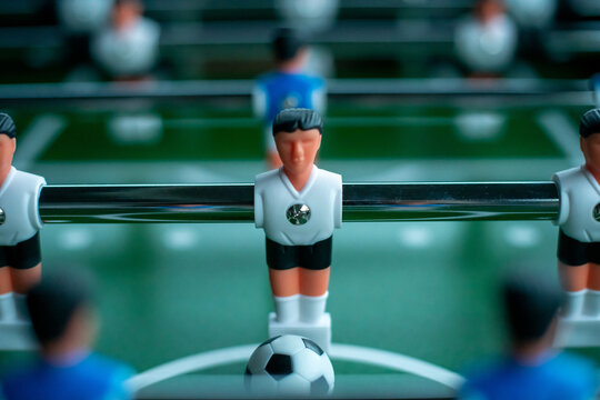 Kickertisch mit blauen und wei&szlig;en Spielern