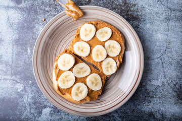 Sandwich with peanut butter and banana. Ideal for breakfast for those who follow a vegetarian or vegan diet. Recommended as a snack after the workout.