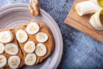 Sandwich with peanut butter and banana. Ideal for breakfast for those who follow a vegetarian or vegan diet. Recommended as a snack after the workout.