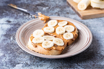 Sandwich with peanut butter and banana. Ideal for breakfast for those who follow a vegetarian or vegan diet. Recommended as a snack after the workout.