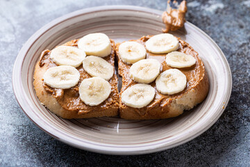 Sandwich with peanut butter and banana. Ideal for breakfast for those who follow a vegetarian or vegan diet. Recommended as a snack after the workout.