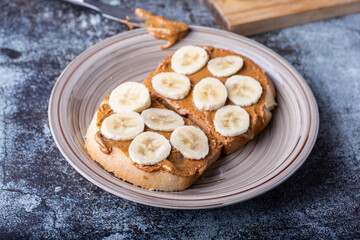 Sandwich with peanut butter and banana. Ideal for breakfast for those who follow a vegetarian or vegan diet. Recommended as a snack after the workout.