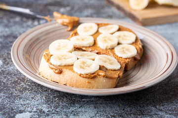 Sandwich with peanut butter and banana. Ideal for breakfast for those who follow a vegetarian or vegan diet. Recommended as a snack after the workout.