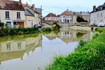 Fototapeta na wymiar canal du nivernais village de Châtillon en bazois