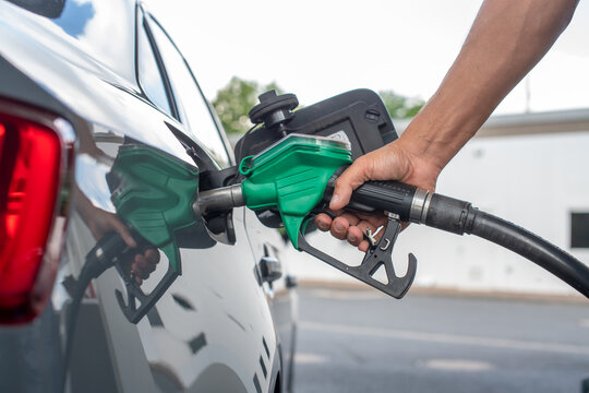 Mann tankt Auto der Tankstelle, Close- up