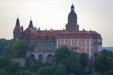 Fototapeta na wymiar Zamek Książ zlokalizowany na Pogórzu Wałbrzyskim (Polska), wybudowany w XIII wieku i będący częścią Parku Krajobrazowego.