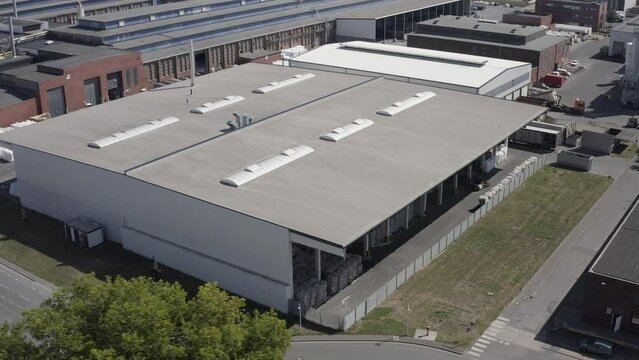 Seitlicher Flug &uuml;ber eine Halle in einer Anlage zur M&uuml;llverwertung