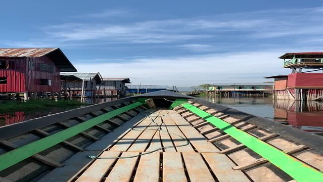 Maisons sur pilotis, village flottant sur le lac Inle - Myanmar