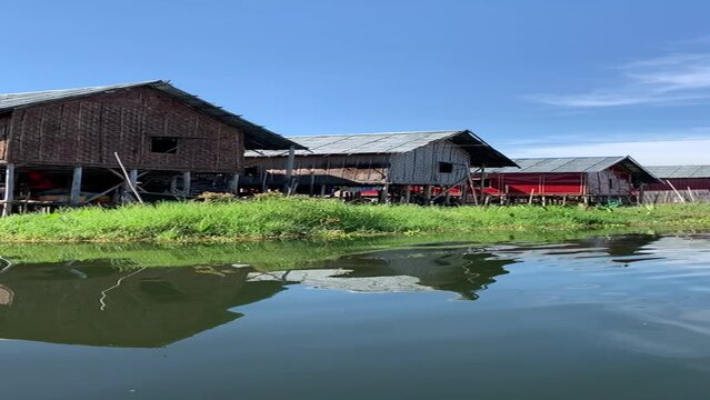 Maisons sur pilotis, village flottant sur le lac Inle - Myanmar