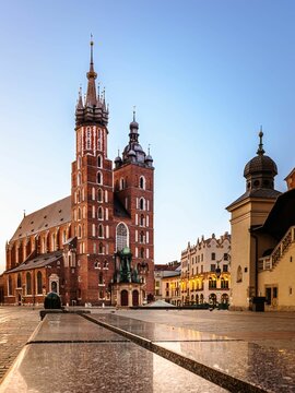 Widok na Kości&oacute;ł Mariacki o poranku - średni format GFX 50 sII