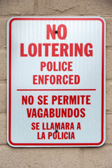 Naklejka premium NO LOITERING POLICE ENFORCED sign on a wall